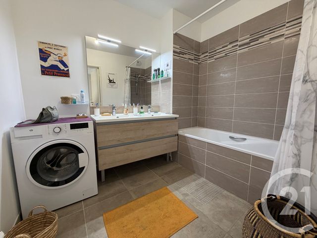 Afficher la photo en grand Appartement à louer - 3 pièces - 58.89 m2 - MARSEILLE - 13006 - PROVENCE-ALPES-COTE-D-AZUR - Century 21 Immo-Conseil